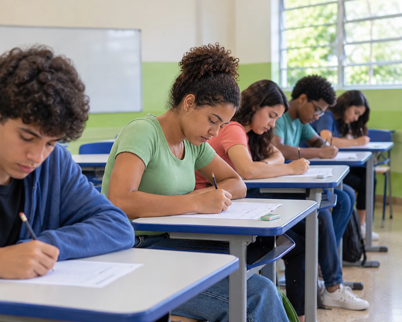 Alunos fazem um simulado impresso em sala de aula