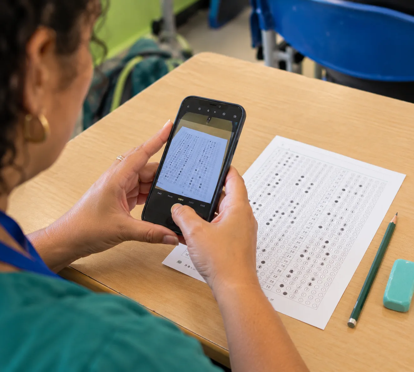 Professora corrige provas com o celular