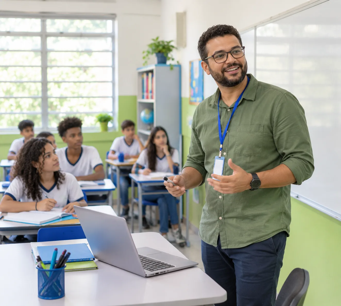 Professor em sala de aula com notebook aberto