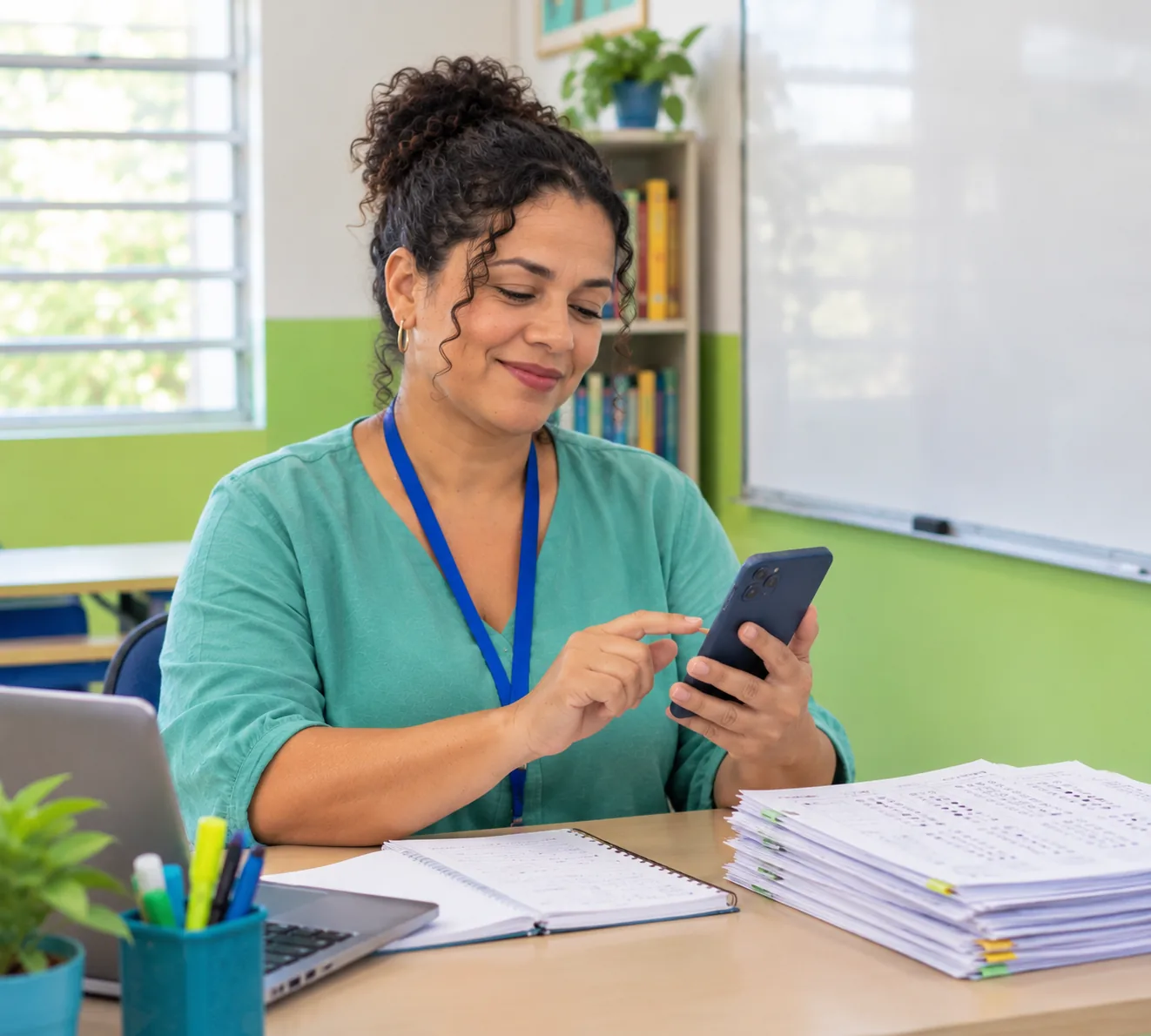 Professora confere as notas corrigidas no celular